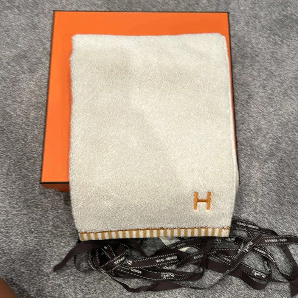Authentic Hermes hand towel - Picture 1 of 7